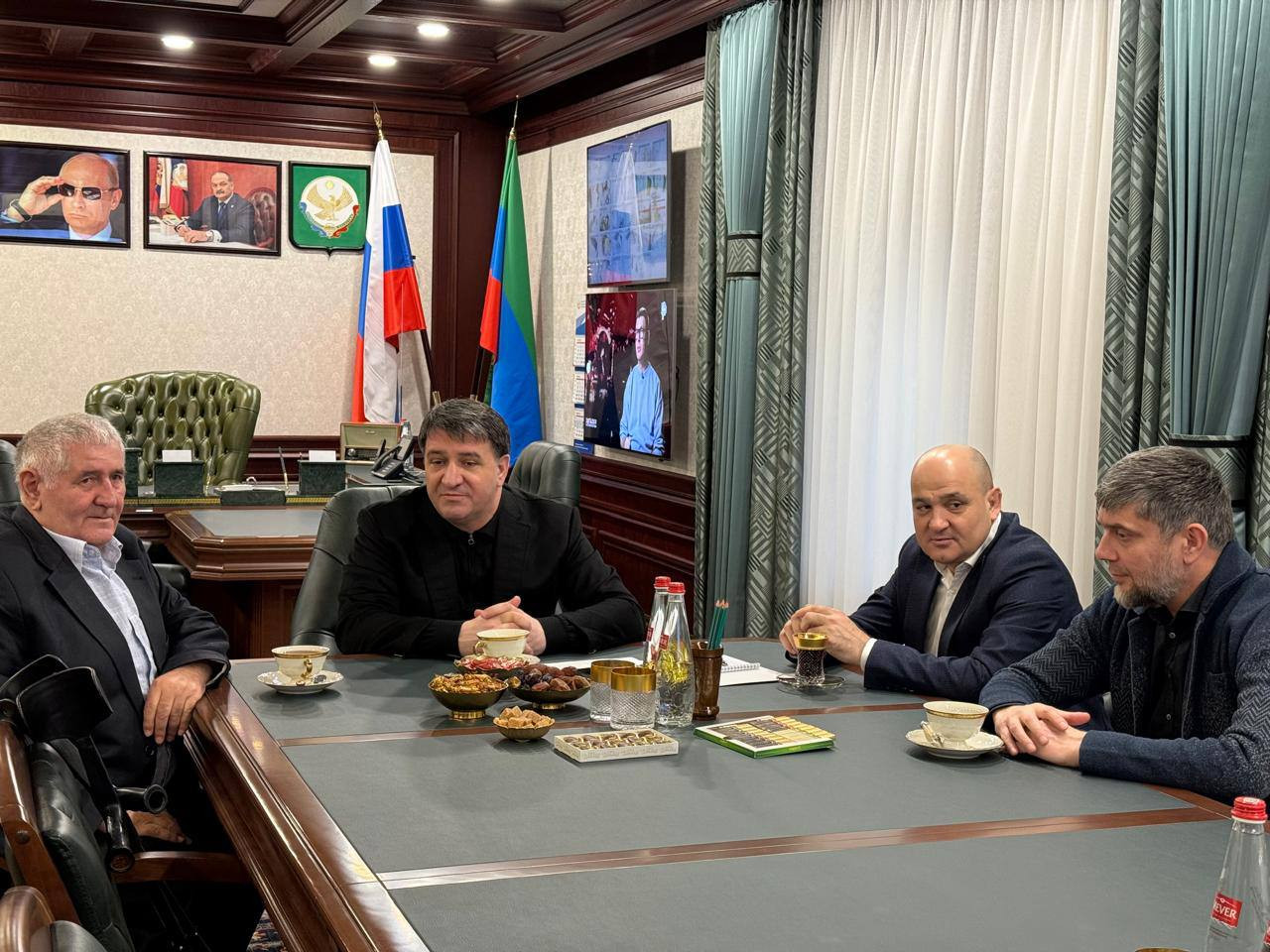 Джамбулат Салавов встретился с руководителем общества инвалидов-ампутантов "Весна"