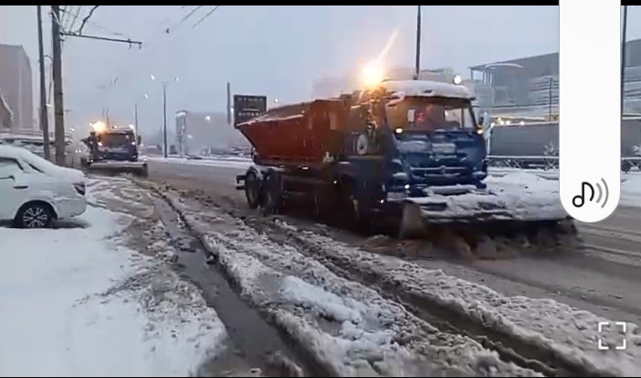 Столичные коммунальные службы активно занимаются расчисткой города от снежных осадков