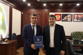 Джамбулат Салавов вручил коллегам из Минимущества РД Почетные грамоты за вклад в реализацию строительства подъездной автомобильной дороги к Махачкалинскому порту
