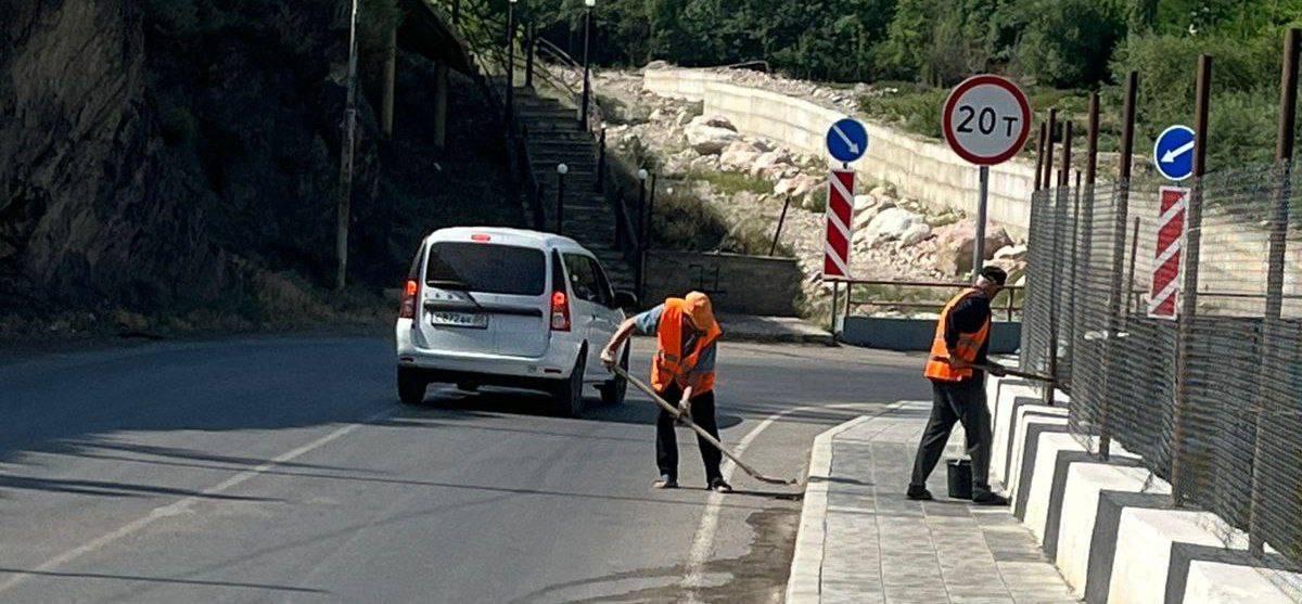 Дорожники Дагестана продолжают работы по благоустройству дорог