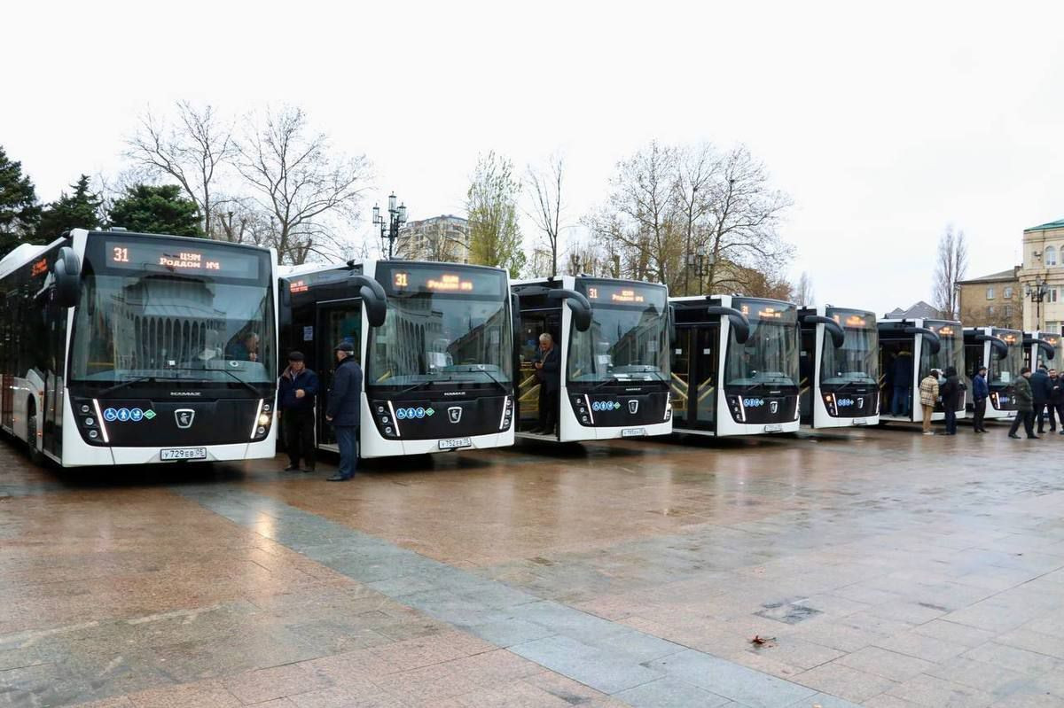 В Махачкале начали курсировать 45 новых автобусов, поставленных по нацпроекту «Безопасные качественные дороги».