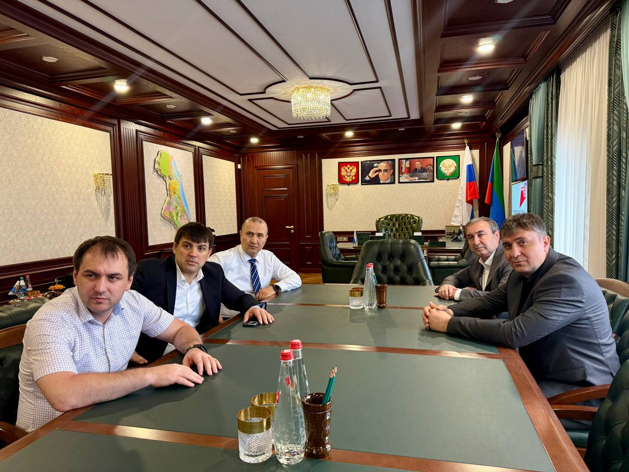 Сотрудники Минтранса Дагестана смотрят ежегодное послание Главы Дагестана Народному собранию РД