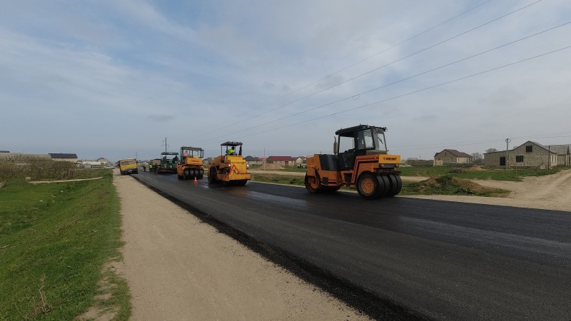 Дорожники ремонтируют 5 км дороги в Каякентском районе