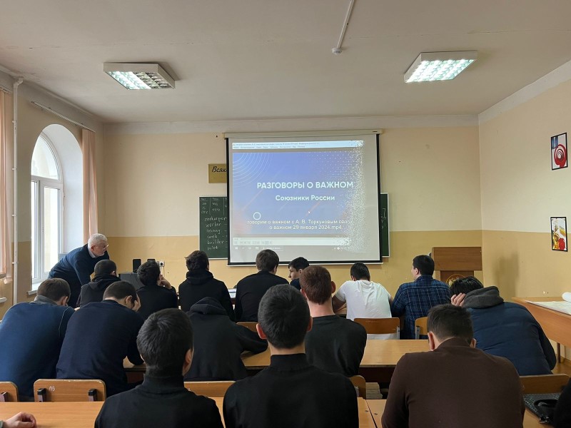 В Автомобильно-дорожном колледже прошла церемония поднятия флагов Российской Федерации и Республики Дагестан