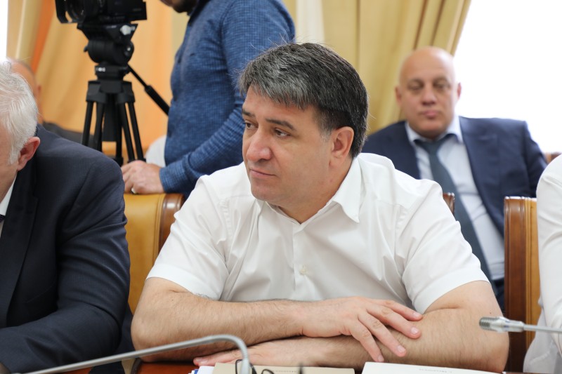 Министр транспорта и дорожного хозяйства РД Джамбулат Салавов поздравил коллег с Днем дорожника
