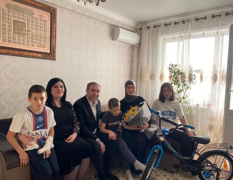 Первый заместитель министра транспорта и дорожного хозяйства РД Мурад Атаев исполнил мечту участников акции «Елка желаний»