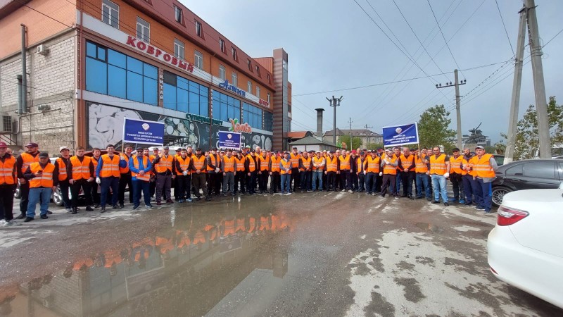 В рамках общереспубликанского субботника коллектив Минтранс РД убрал территорию вдоль трассы «Махачкала -аэропорт»