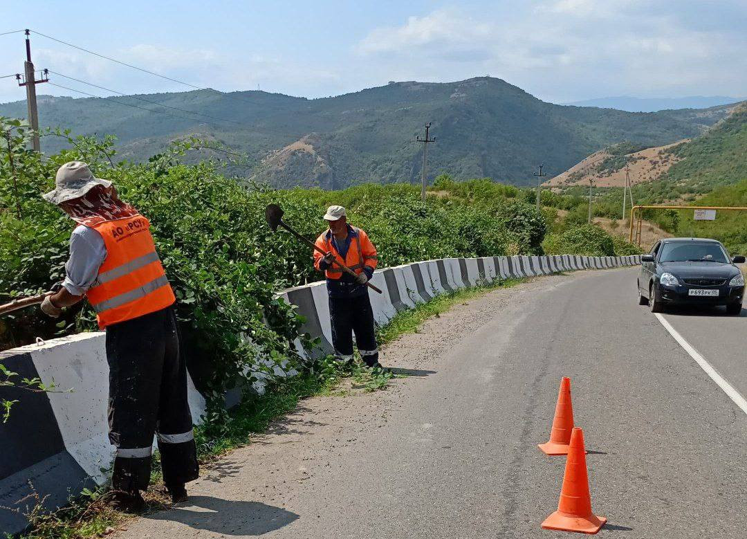Дорожники Дагестана продолжают работы по благоустройству дорог
