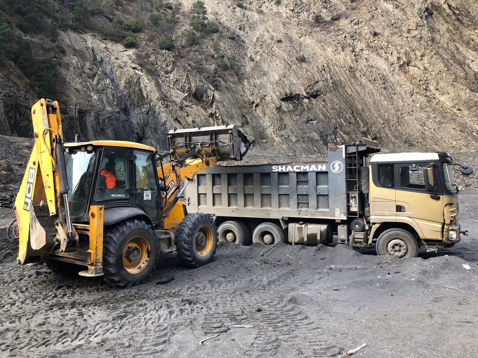 Дорожники Дагестана продолжают работы по благоустройству дорог