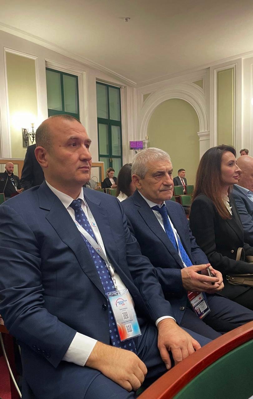 Прямо сейчас Магомед Тагиров принимает участие в круглом столе