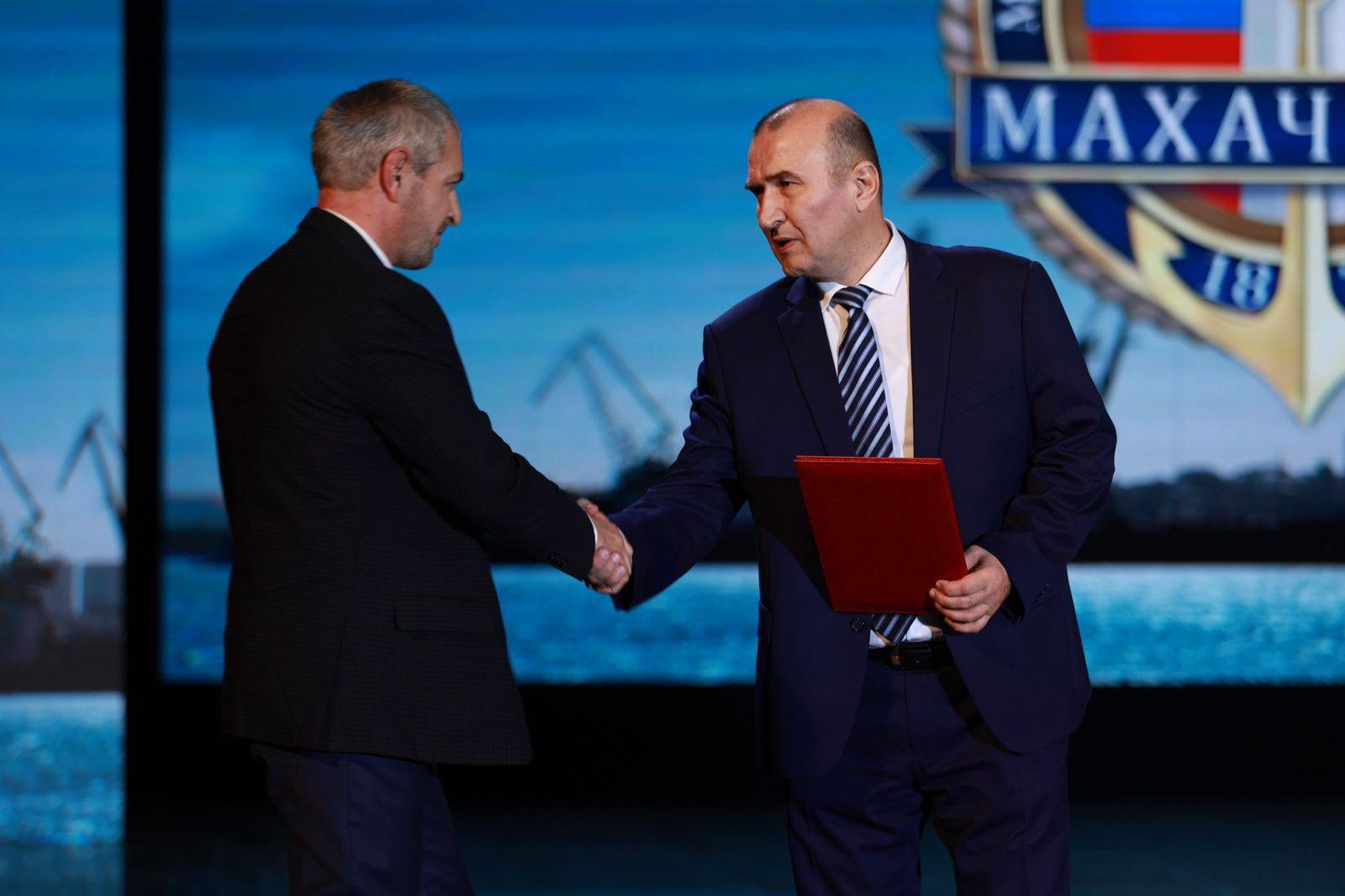 Магомед Тагиров отметил высокий профессионализм работников и ветеранов Махачкалинского морского порта