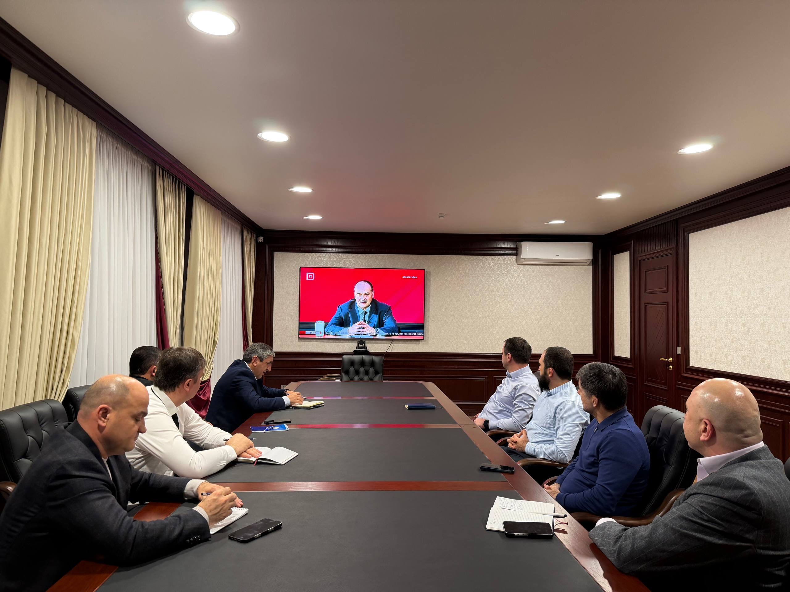 Коллектив Минтранса РД в рабочем порядке следит за прямой линией Главы Дагестана Сергея Меликова