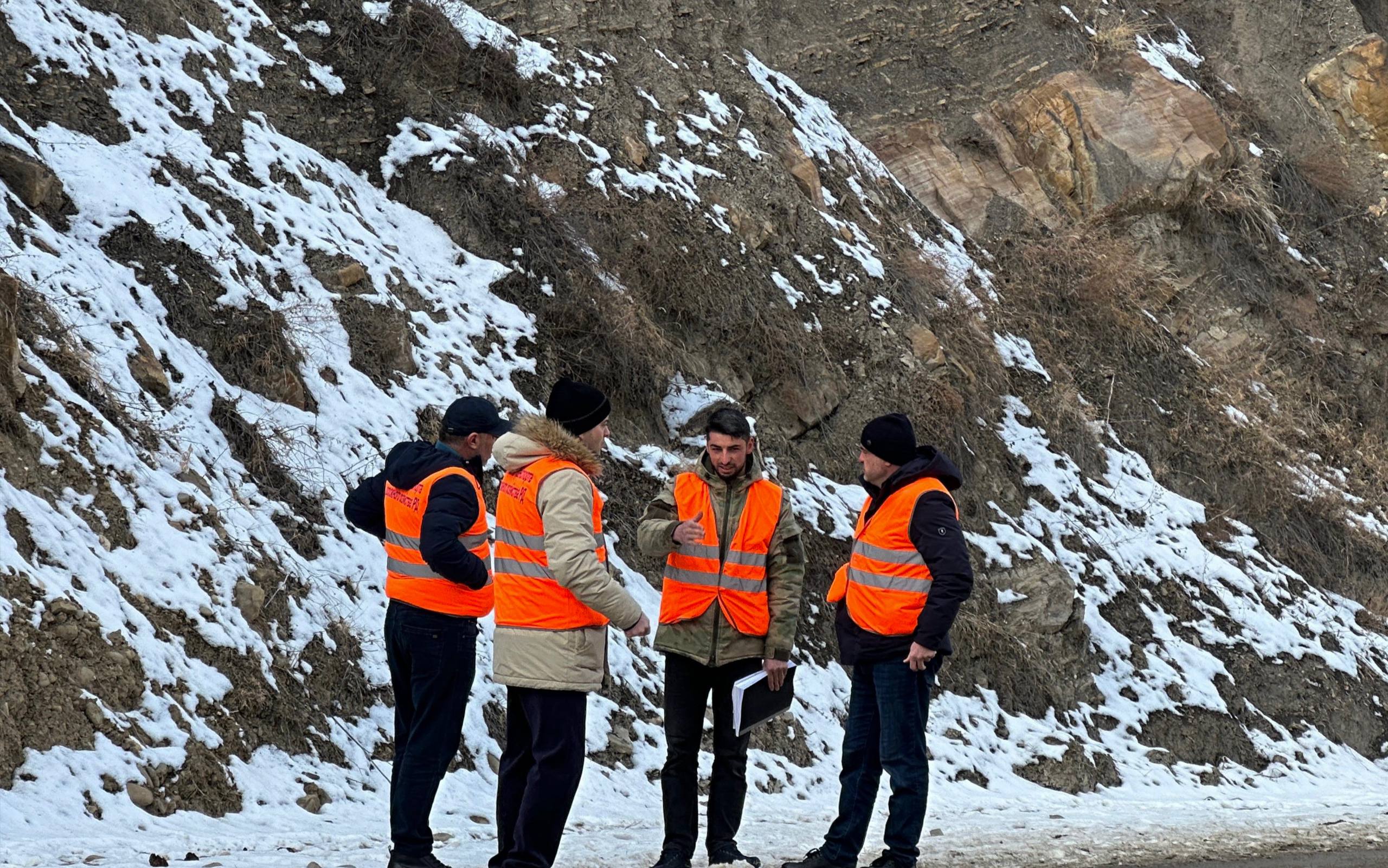 Общественники осмотрели старт работ ремонта дороги в Лакском районе