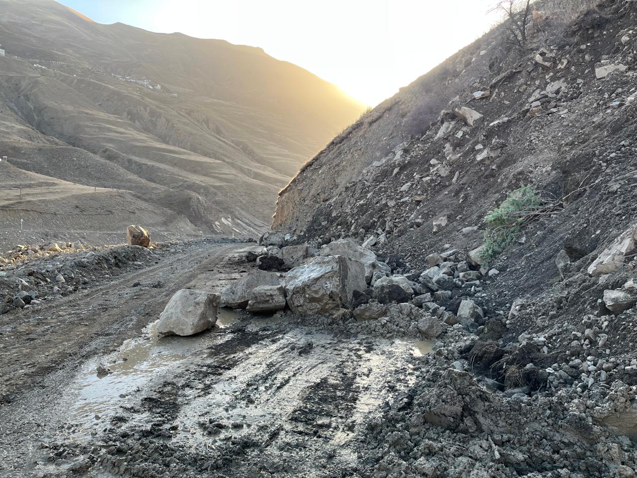 На участке автомобильной дороги «Тлядал – Бежта – Кидеро» лавина расчищена