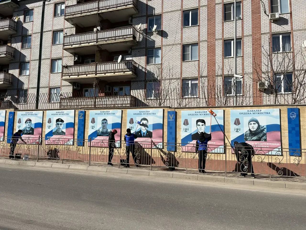 Будущие железнодорожники привели в порядок Стену Памяти ко Дню защитника Отечества