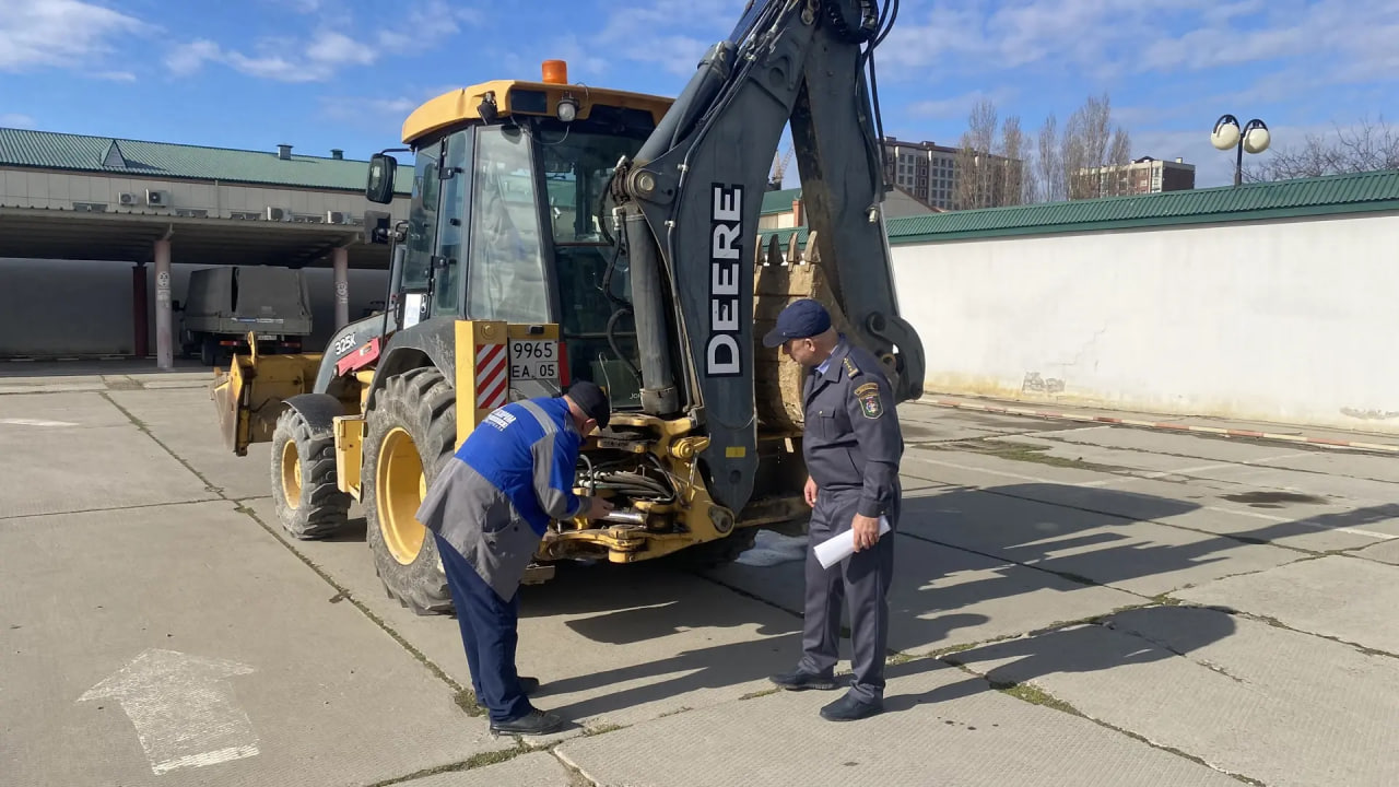 В Махачкале и Каспийске провели консультации для владельцев самоходной техники
