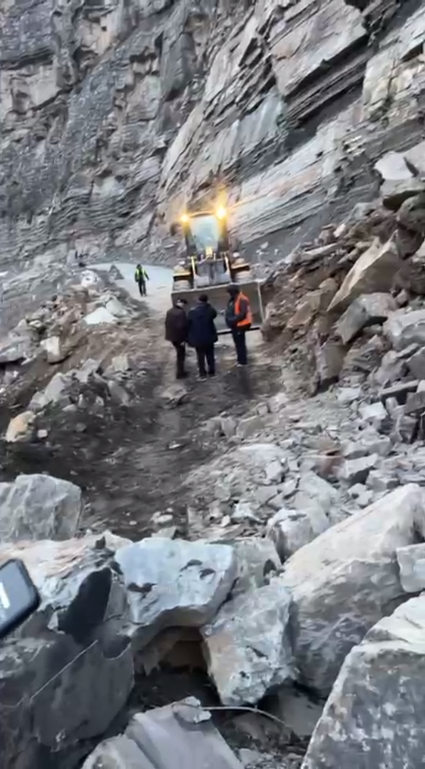 Движение на дороге «Гуниб – Цуриб» приостановлено из-за угрозы повторного камнепада