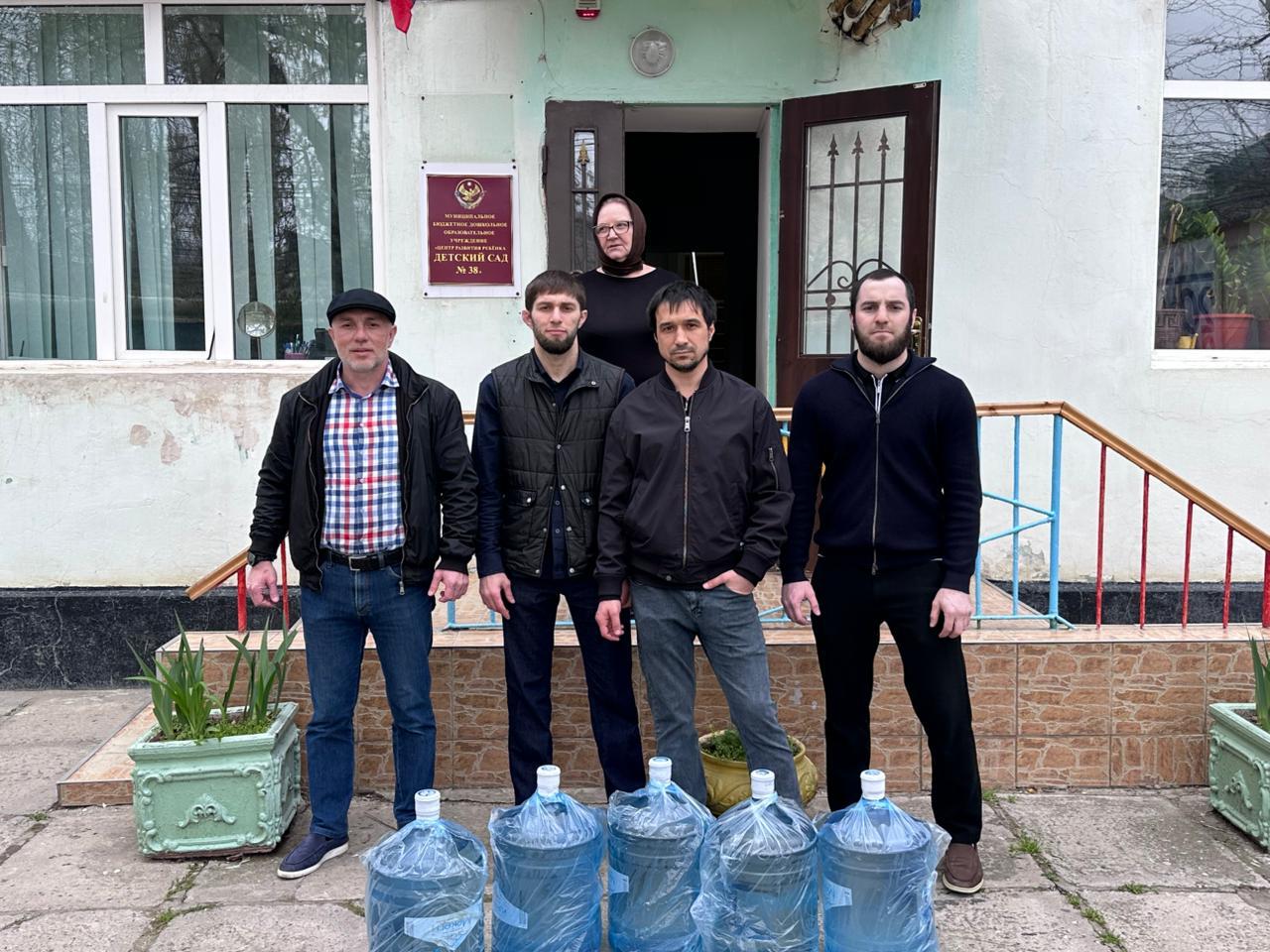 Специалисты ЦОДД Дагестана доставили питьевую воду в детские сады Махачкалы в рамках благотворительной акции