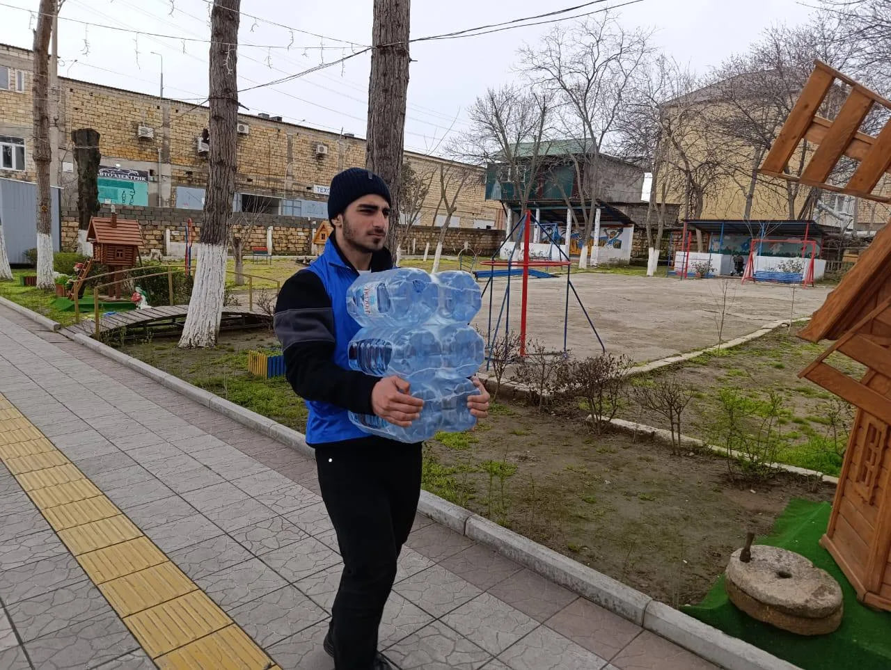 Студенты Железнодорожного колледжа доставили питьевую воду в детские сады Дербента