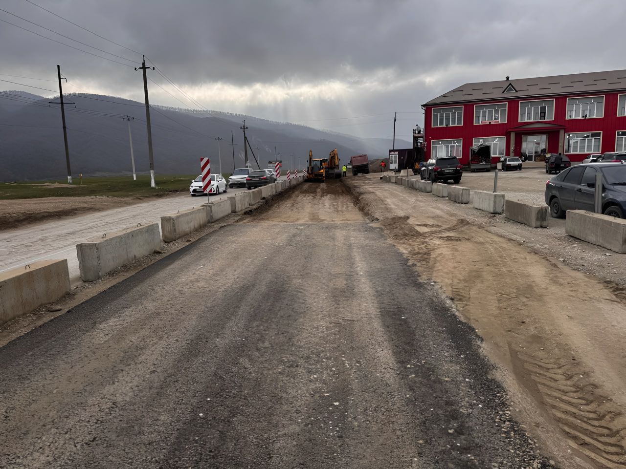 В Казбековском районе капитально ремонтируют участок дороги Хасавюрт – Тлох