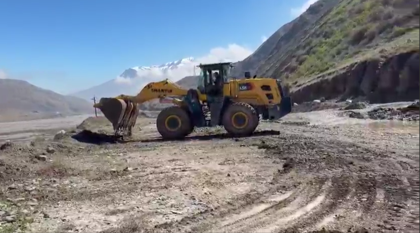 Работы по расчистке автомобильной дороги регионального значения «Магарамкент – Ахты – Рутул» продолжаются в усиленном режиме