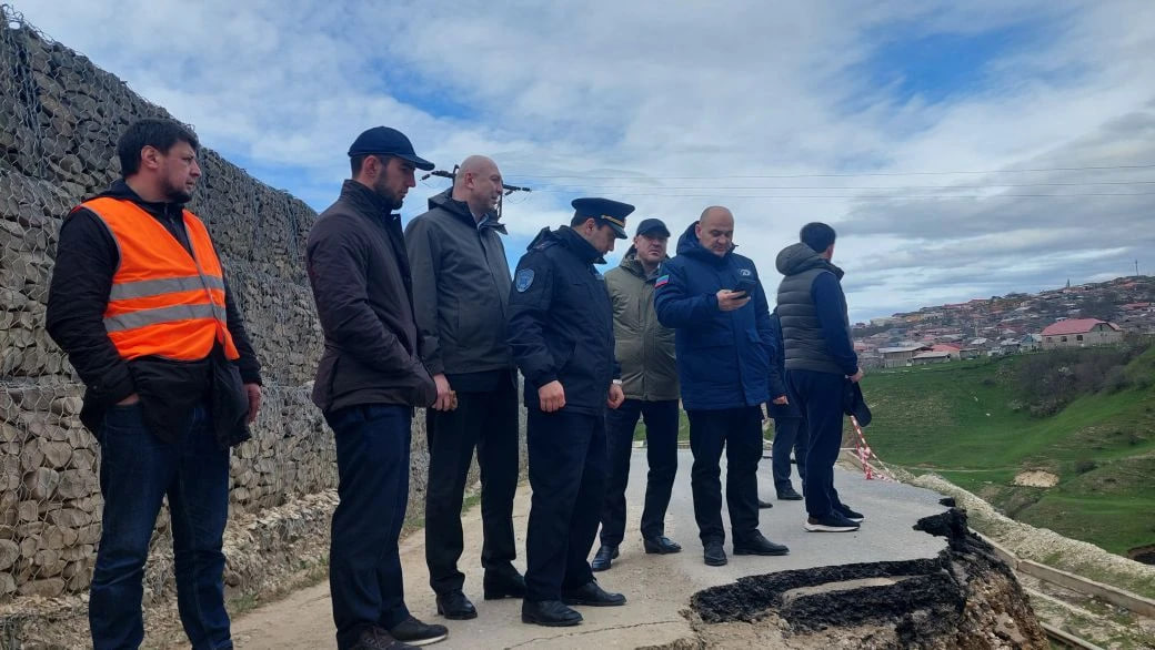 Руководоство Минтранса Дагестана побывало на мете разрушения дороги в Буйнакском районе