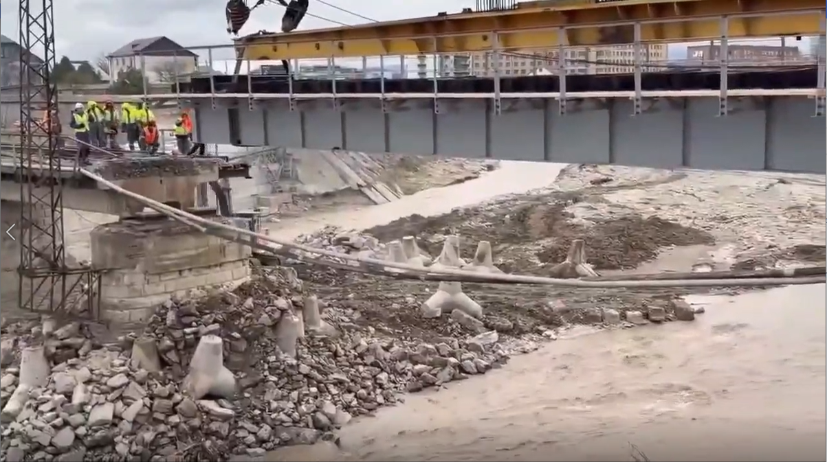 Железнодорожники установили пролётное строение на мосту на перегоне Хасавюрт – Кадиюрт