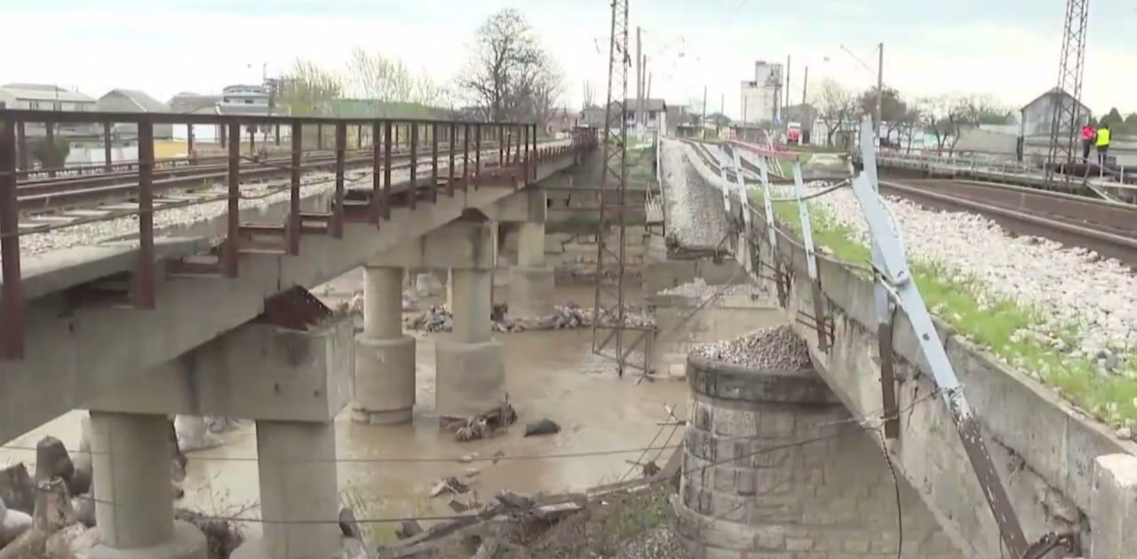 На разрушенном стихией перегоне Хасавюрт – Кадиюрт открыто техническое движение для ремонтных поездов