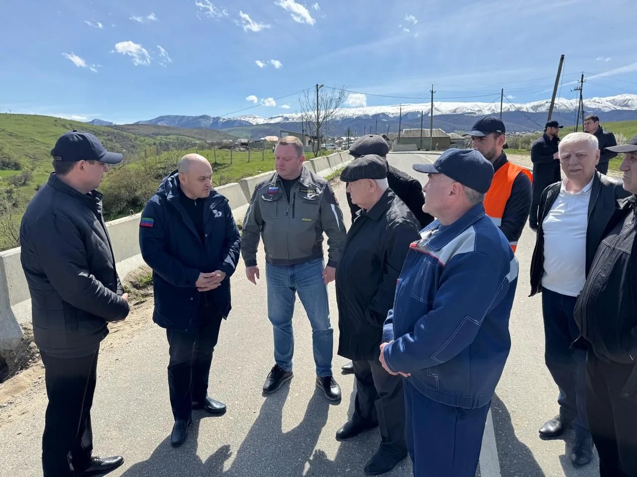 Представители ГКУ «Дагестанавтодор» и Оренбургской области осмотрели разрушение дороги в Буйнакском районе