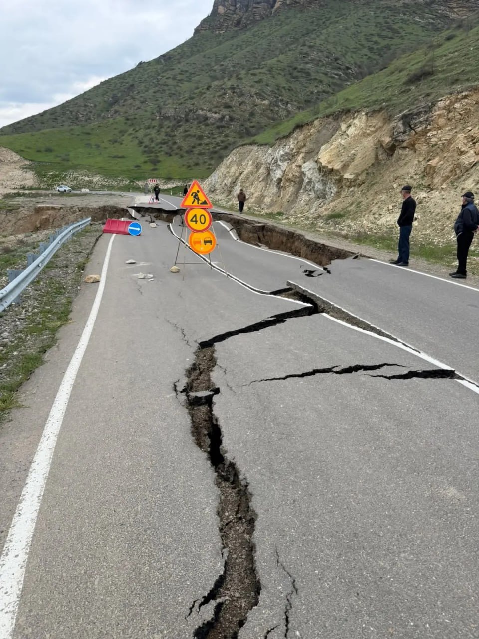 На участке дороги «Касумкент – Цмур» в Дагестане закрыто движение из-за оползня