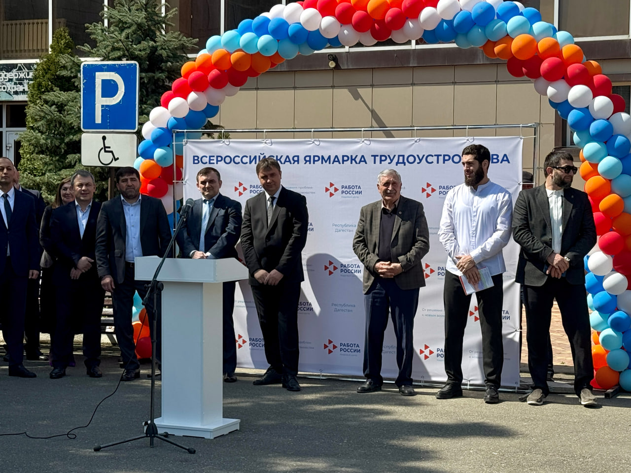 В АДК Махачкалы прошла ярмарка трудоустройства «Работа России. Время возможностей».