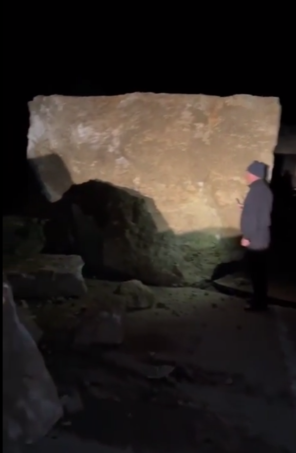 В Ботлихском районе из-за скального обвала закрыт участок дороги