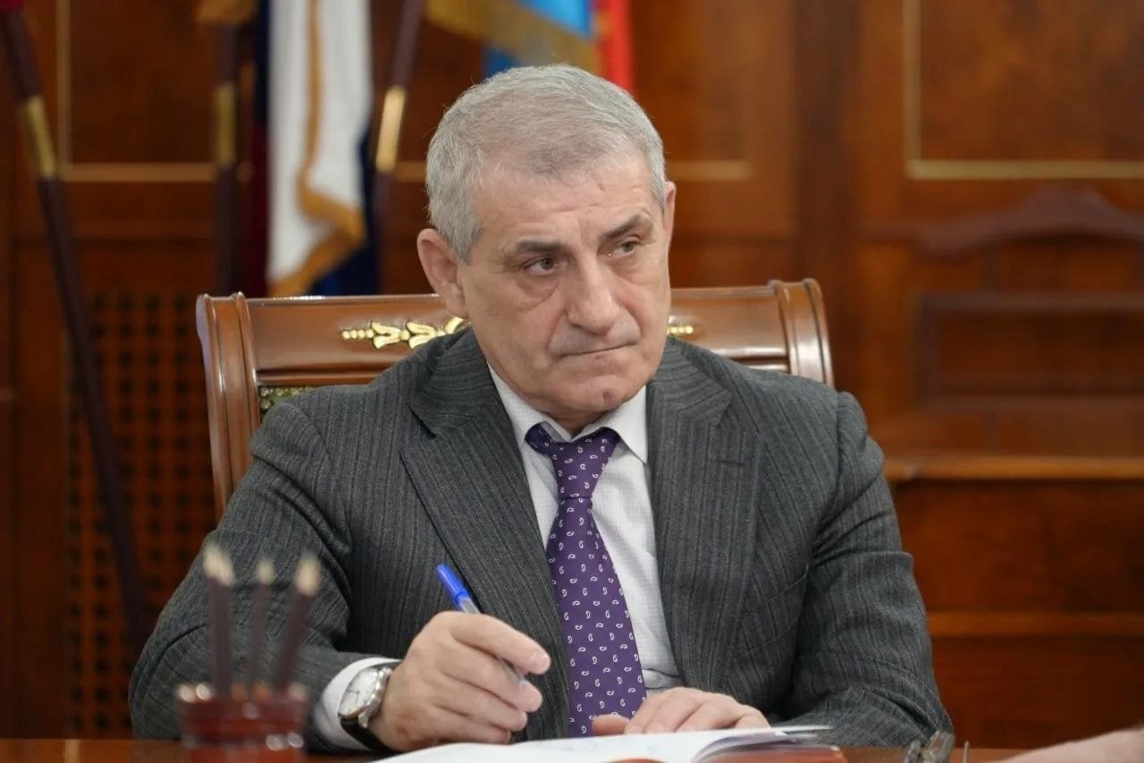 Арсланбек Алибеков поздравил Ризвана Газимагомедова с 65-летним юбилеем