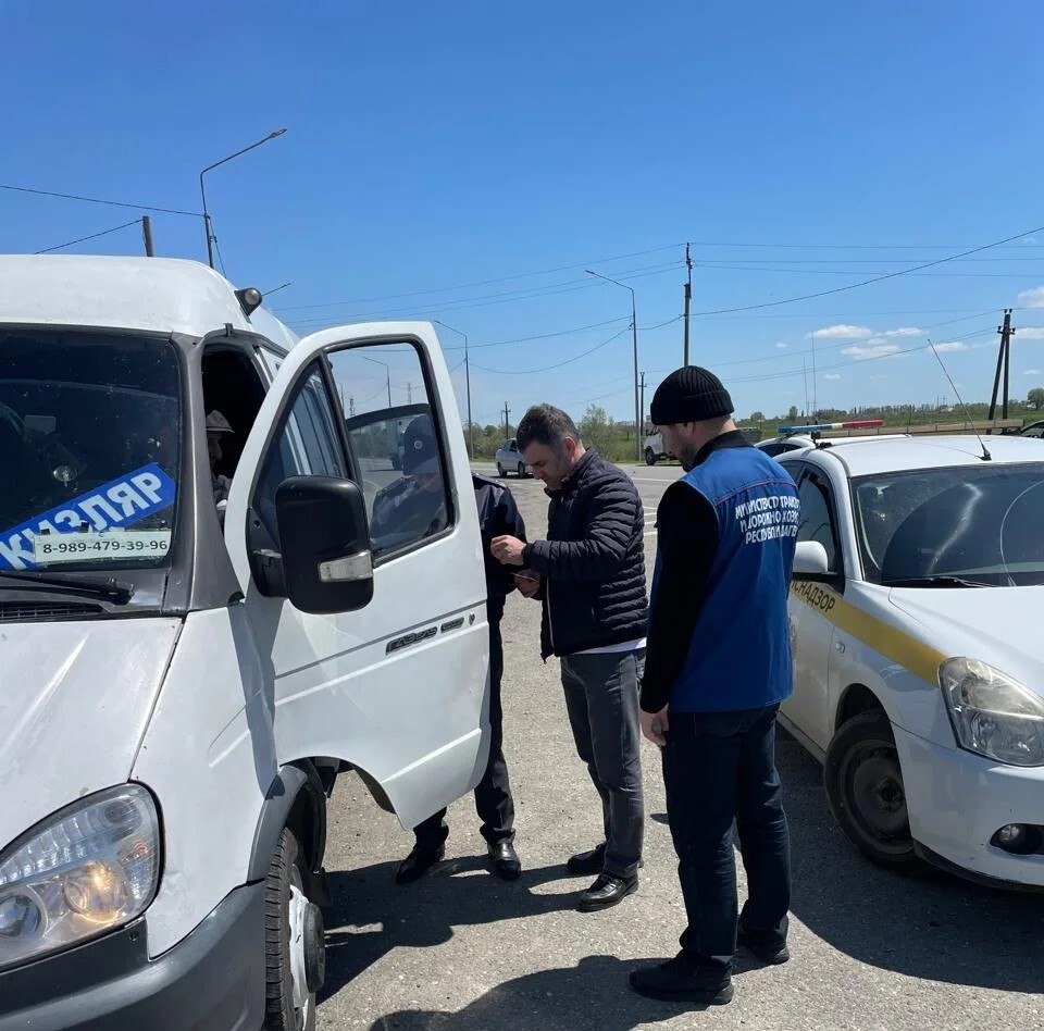 Сотрудники Минтранса Дагестана проверили безопасность пассажирских перевозок в Бабаюртовском районе