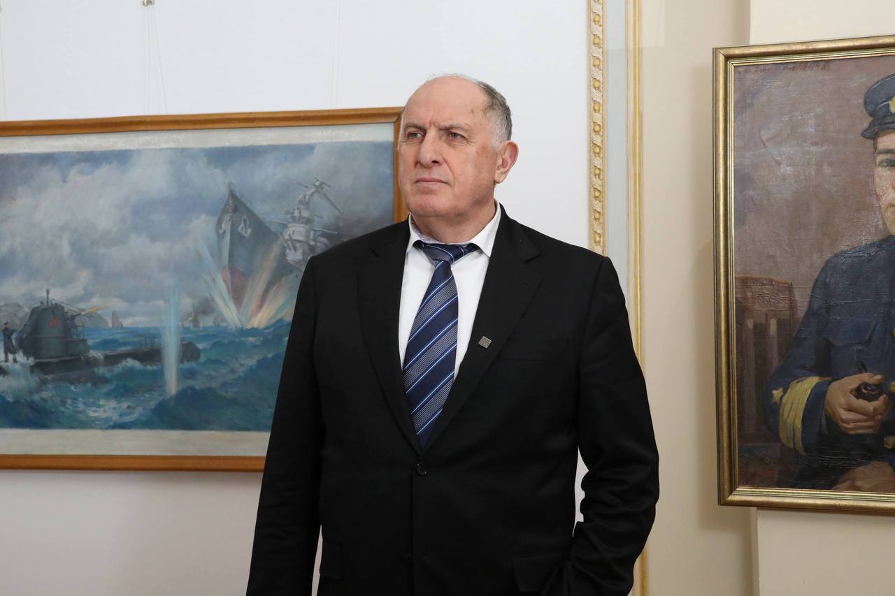 Арсланбек Алибеков поблагодарил Абдулмуслима Абдулмуслимова за все, что он сделал на посту Председателя Правительства Республики Дагестан