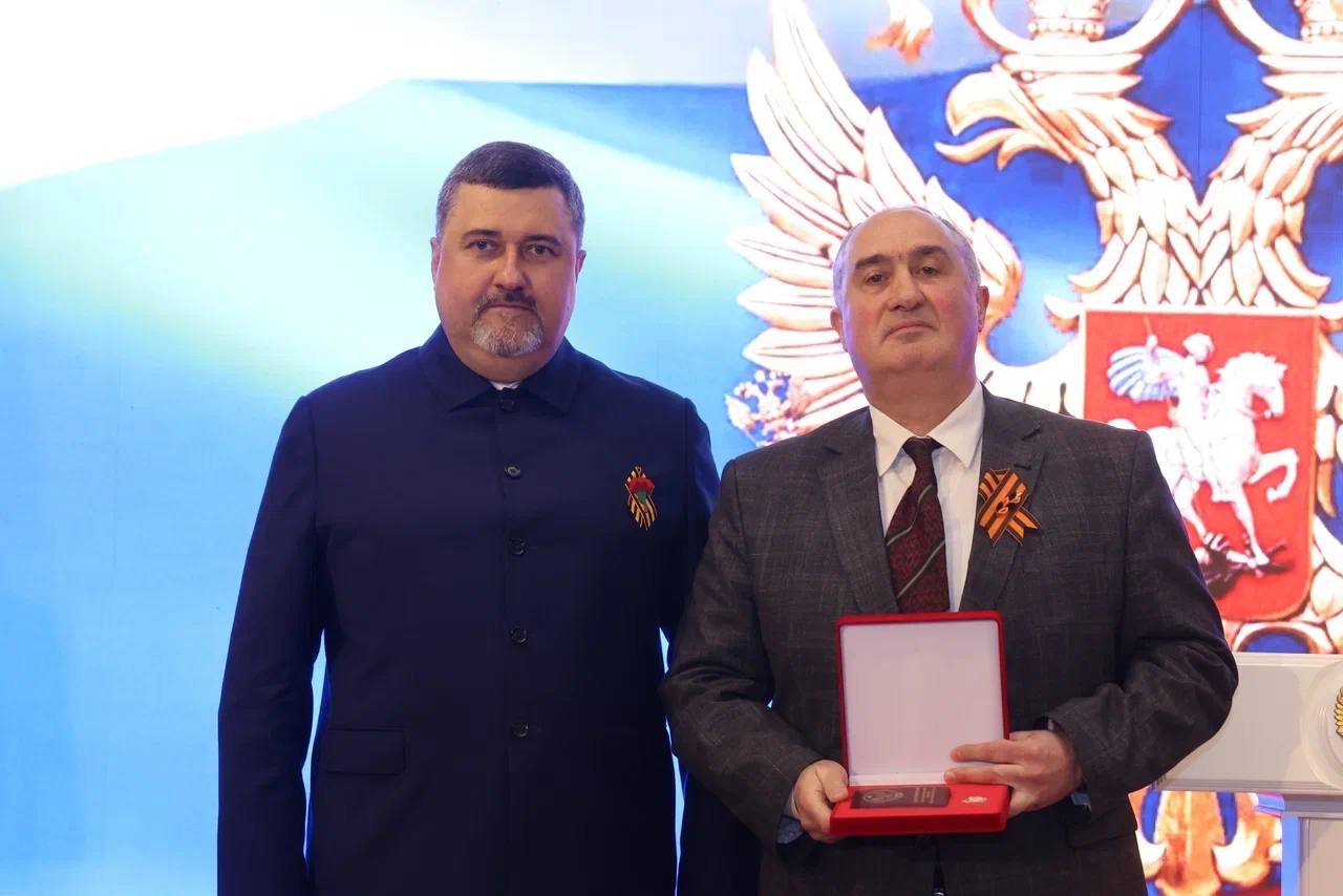 Арсланбек Алибеков поздравил Мирсамеда Сеидова с присвоением звания «Заслуженный работник образования Республики Дагестан»