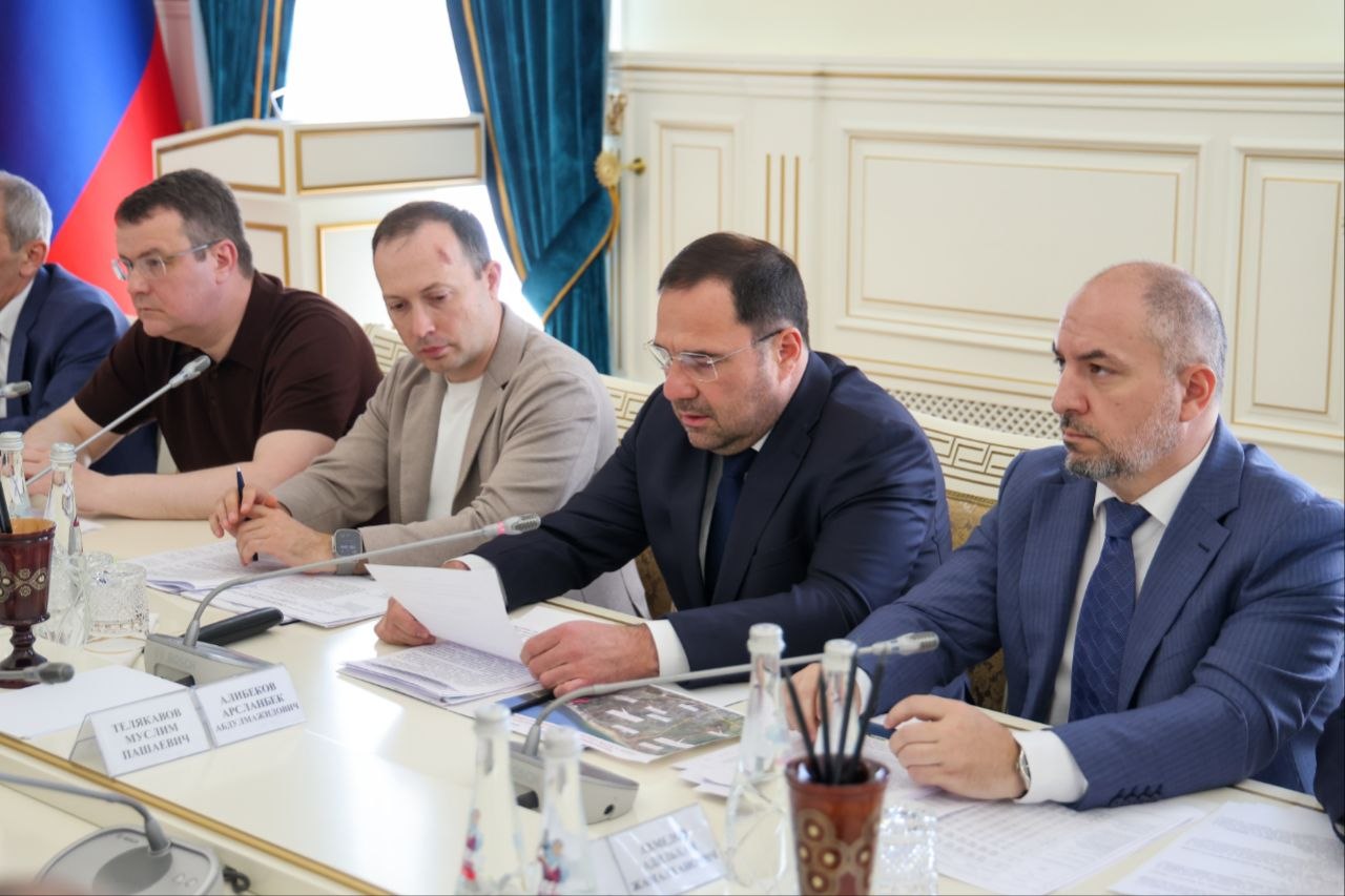 Арсланбек Алибеков рассказал о строительстве дорог к Каспийскому прибрежному кластеру