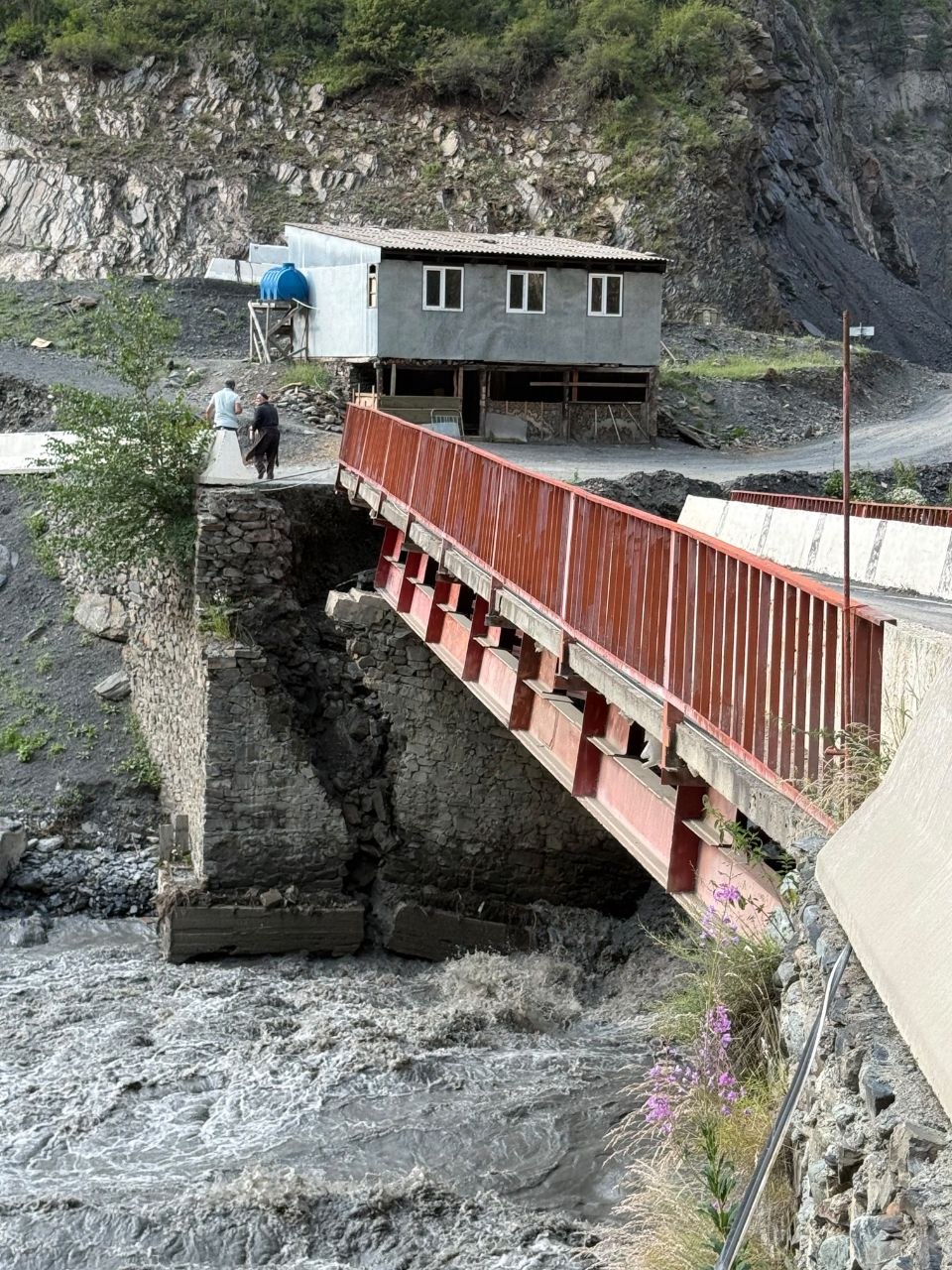 В результате прохождения  осадков и подъема уровня воды в р. Джурмут произошел размыв правобережной опоры моста