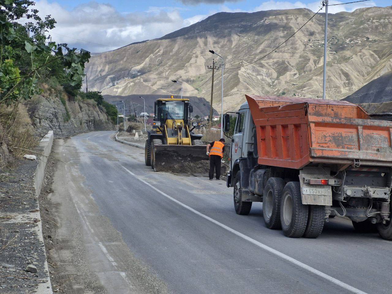 ️Дорожники Дагестана продолжают работы по благоустройству дорог