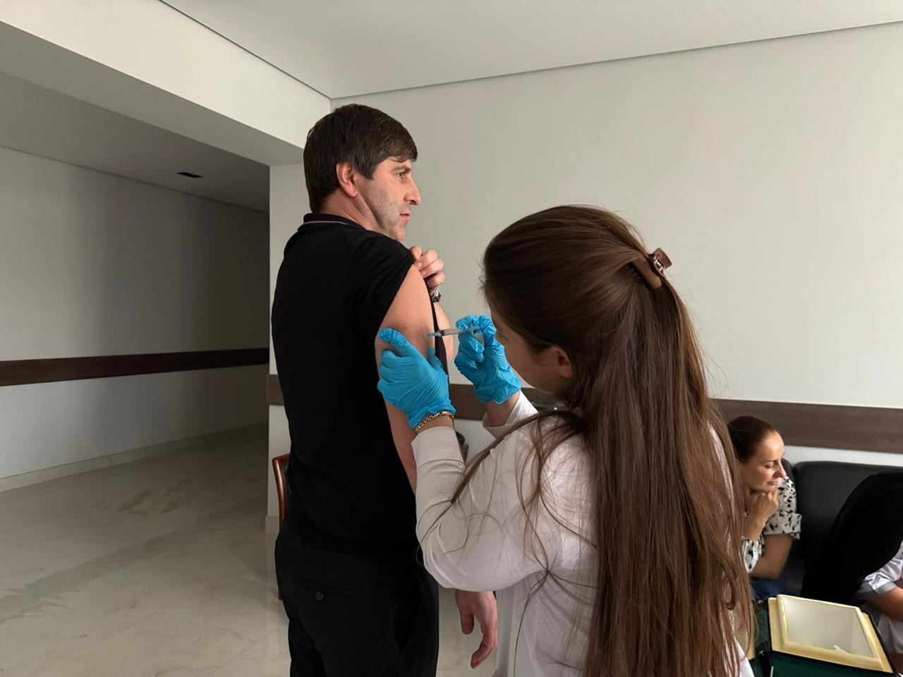 Сотрудники Министерства транспорта и дорожного хозяйства РД первыми получили вакцину против гриппа
