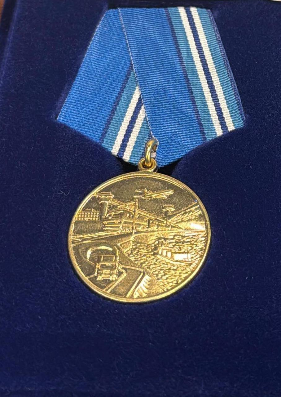 Руководитель Федерального дорожного агентства «Росавтодор» наградил Главу города Махачкалы Джамбулата Салавова медалью «За строительство транспортных объектов»