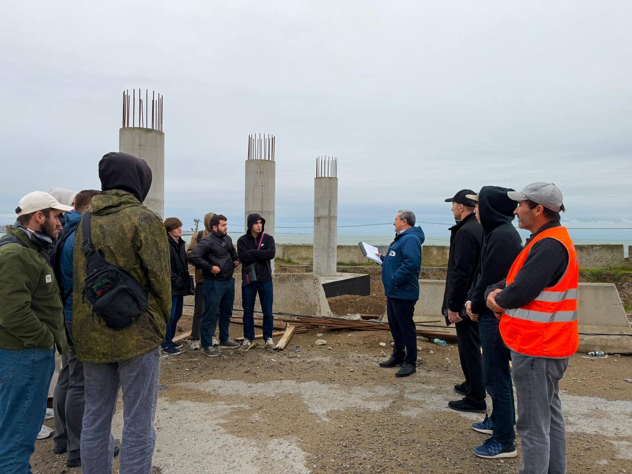 Общественный выезд на стройплощадку подъездной автомобильной дороги к Махачкалинскому морскому торговому порту