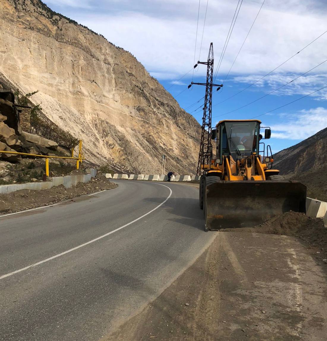 Дорожники Дагестана продолжают работы по благоустройству дорог