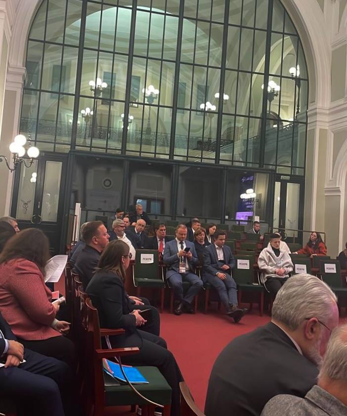 Прямо сейчас Магомед Тагиров принимает участие в круглом столе