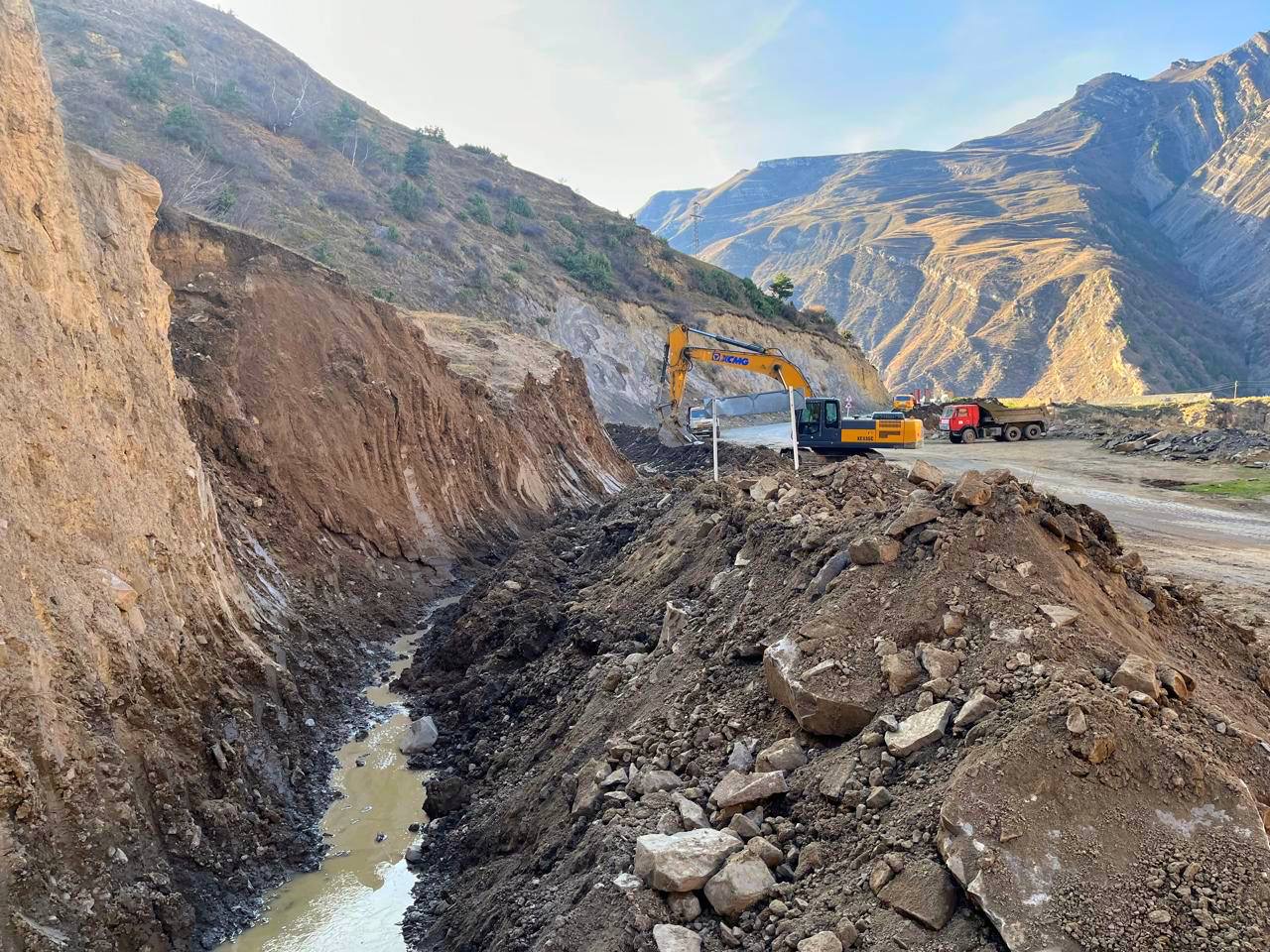 Дорожники Дагестана продолжают работы по благоустройству дорог