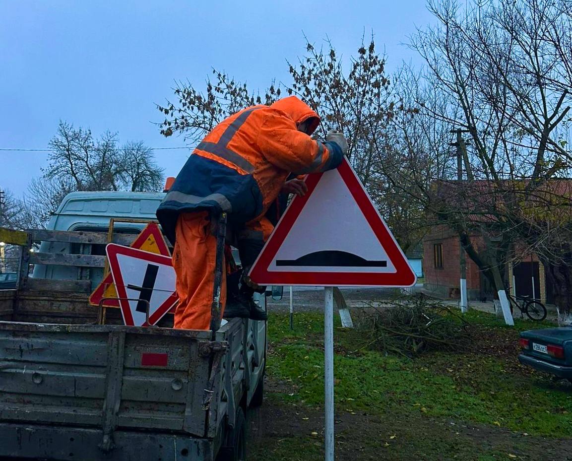 Дорожники Дагестана продолжают работы по благоустройству дорог