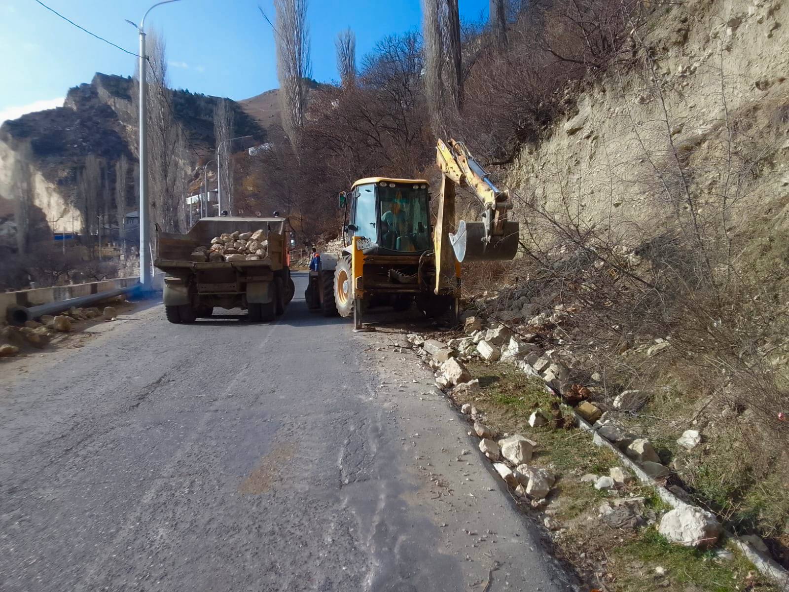 Дорожники Дагестана продолжают работы по благоустройству дорог