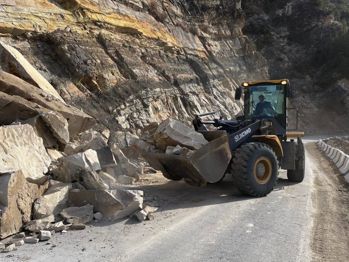 Дорожники Дагестана продолжают работы по благоустройству дорог