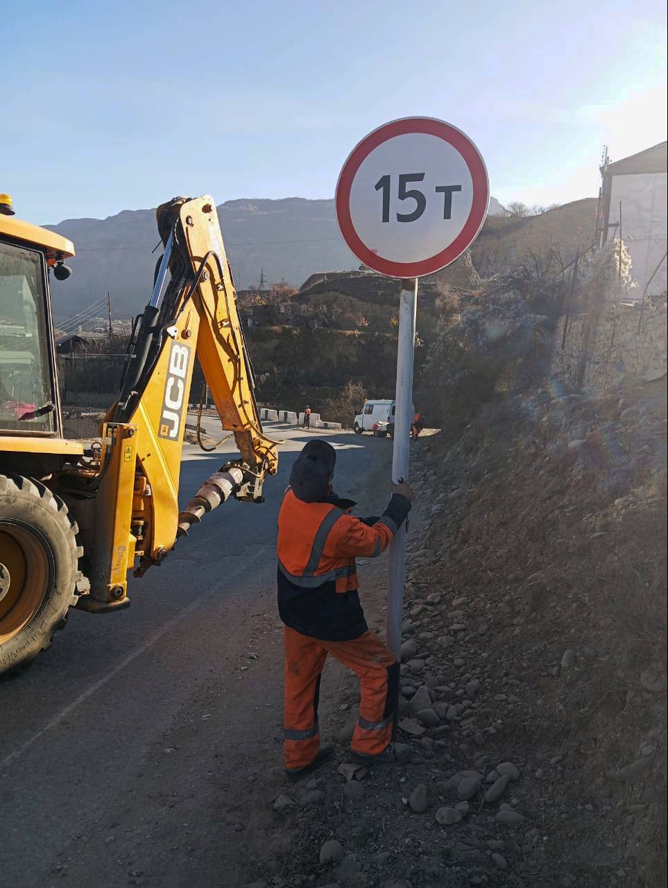 Дорожники Дагестана продолжают работы по благоустройству дорог