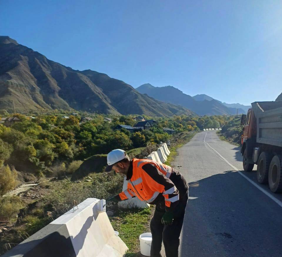 Дорожники Дагестана продолжают работы по благоустройству дорог